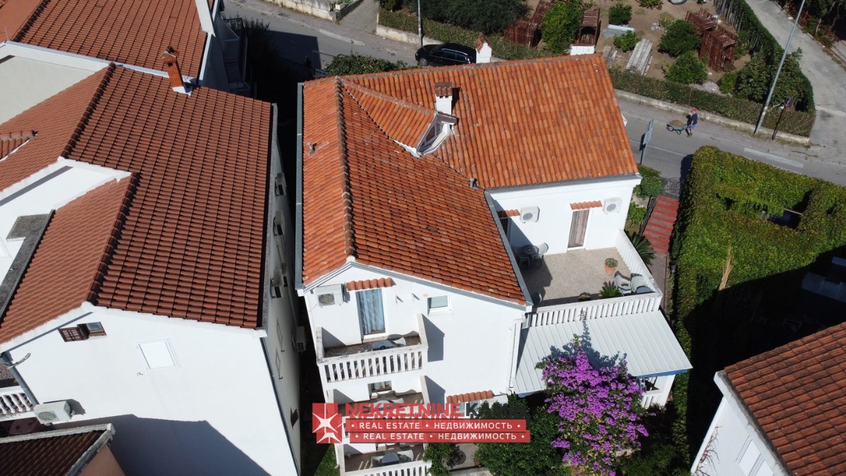 Ekskluzivno-Na prodaju kuća apartmanskog tipa sa dvorištem, Budva